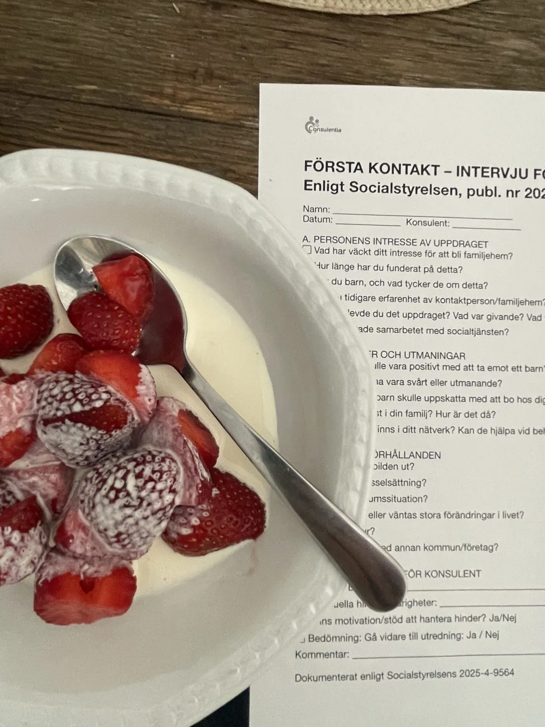 Frukost bredvid ett intervjuformulär
