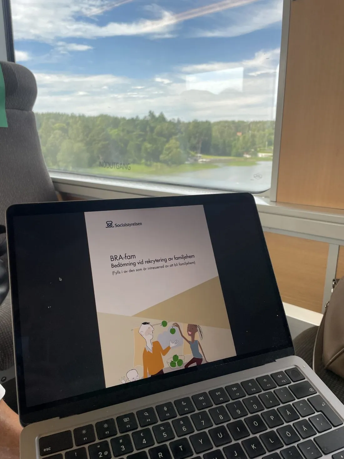 Dator på ett tåg med utsikt över vatten